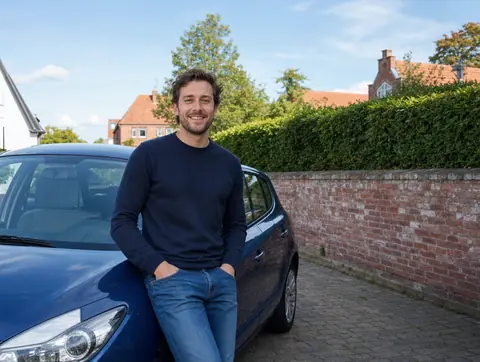 Verkäufer aus Overath mit dem verkauften Fahrzeug